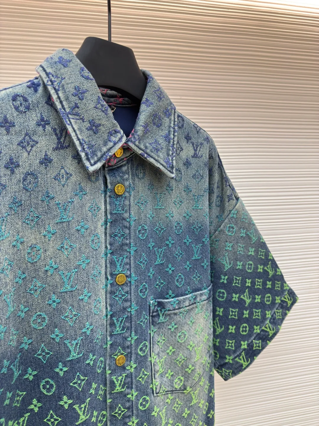 LOUIS VUITTON Gradient color jacquard denim short-sleeved shirt ●Authentic product: purchased and developed for 16900 ●Item number: 1680136-B70 ●Material: denim fabric ●Technology: jacquard gradient production ●Version: fitted version ●Weight: about 880 grams ●Size: XS-S-M-L ●Description: The fabric is made of 10s*7s combed cotton denim, matched with 60s twill Tencel cotton lining, purchased Y version color matching, ordered and dyed 4 color weft yarns, referring to the Y version color gradient level, single color yarn hand-numbered fabric organization, 1:1 restoration of pattern painting jacquard device, weft yarn is made of 100% cotton yarn, the fabric is woven with a rapier jacquard machine, purely hand-made single-piece cutting, front and rear trouser waistbands are all It is cut with positioning flowers. The two patch pockets on the back are made of restored flowers. All the trousers hanging ears have the Presbyopia logo in the middle. The triangular hanging ears on the back are made of round flowers on the bottom. The upper two flowers are completely symmetrical and centered, and the details are directly filled out. For the washing process, the plastic sealing film material is used to open the mold and position it. Nine positions are manually sprayed twice for coloring. During this period, the coloring time of the horse must be strictly controlled. If the time is too long, the color will be too dark. If the Y-version effect cannot be achieved, workers must operate quickly and accurately, and then rinse and solidify the color in the later stage. The back waistband is affixed with a cowhide two-layer embossed leather tag, with the brand logo made of rose gold and white copper. The zipper is made of 2# long puller and closed tail zipper made of bronze. The waist button is made of electroplated antique gold and white copper I-shaped plate. The overall wiring is straight and delicate, the fabric is comfortable and soft, and the color is consistent without color difference. It can be matched with the same style to create a fashionable look and control various occasions. Customized accessories, complete with three standards, same style for men and women!